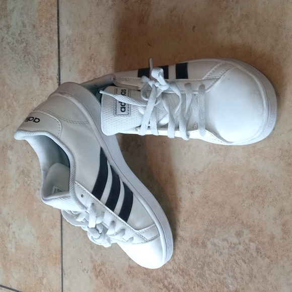 adidas classic white sneakers